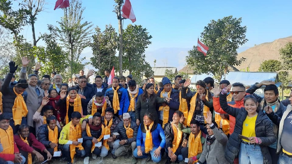 रामेछापमा कांग्रेस प्रवेशकाे लहर : सुनापतिको गुन्सीमा दर्जनौं युवा कांग्रेसमा प्रवेश